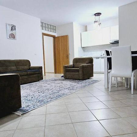 New Bazaar Side Bliss 2 Bed Room Apt With Free Garage Tiranë Luaran gambar
