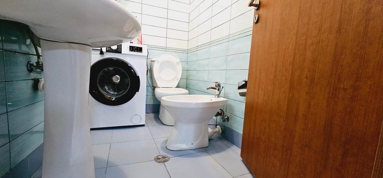 New Bazaar Side Bliss 2 Bed Room Apt With Free Garage Tiranë Luaran gambar